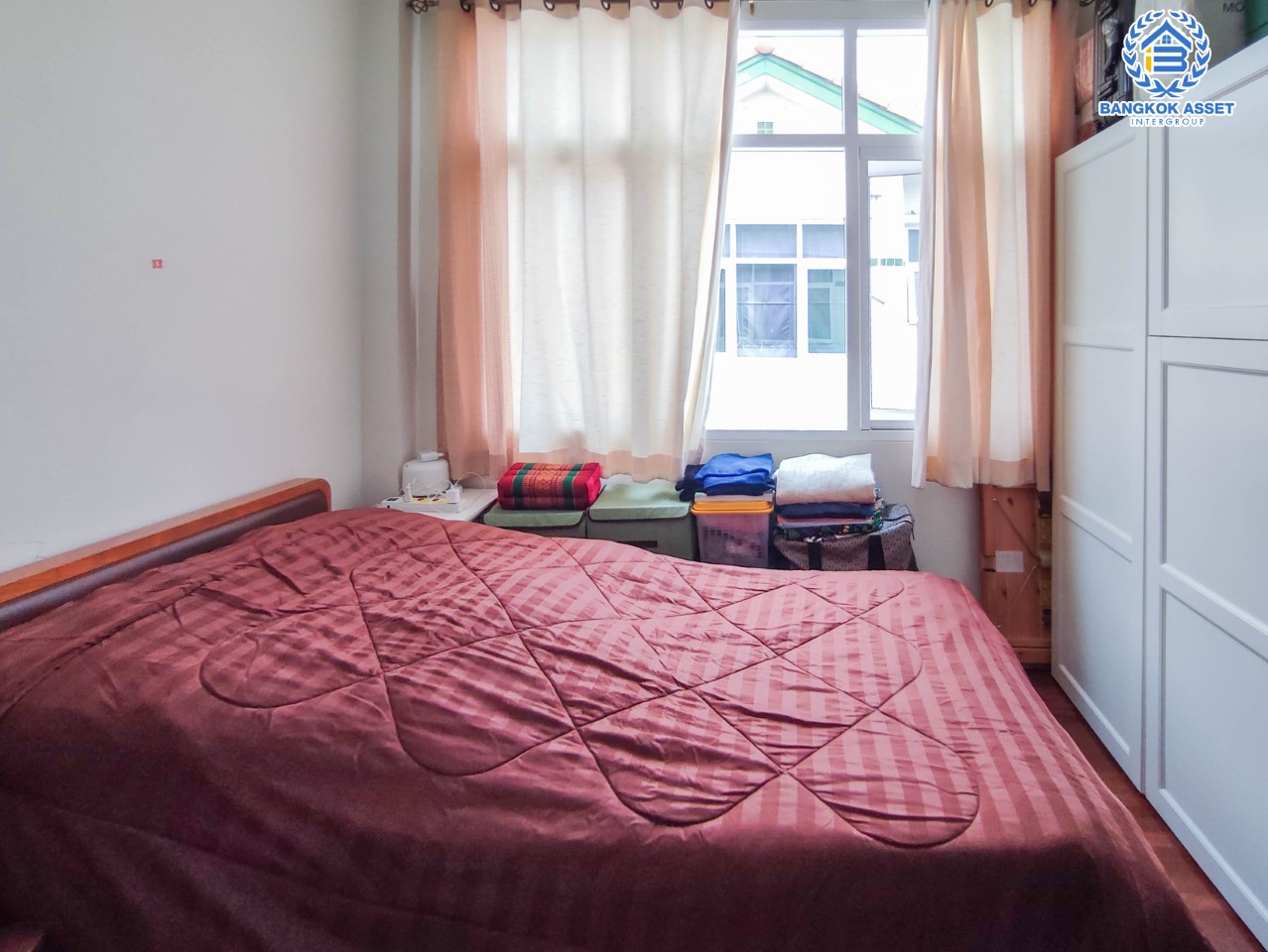 *****บ้านมือสอง ม.รสา สแปนิช คอร์ทยาร์ด รามอินทรา หลังมุม เนื้อที่ 53.6 ตร.ว. ฟังก์ชัน 3 ห้องนอน 3 ห้องน้ำ จอดรถได้ 2 คัน Facilities ครบครัน บนทำเลเชื่อมต่อหลายเส้นทาง ถ.ลาดปลาเค้า, ถ.รามอินทรา, ถ.เกษตร-นวมินทร์ ใกล้ทางด่วน "รามอินทรา-อาจณรงค์" และ เซ็นทรัลรามอินทรา